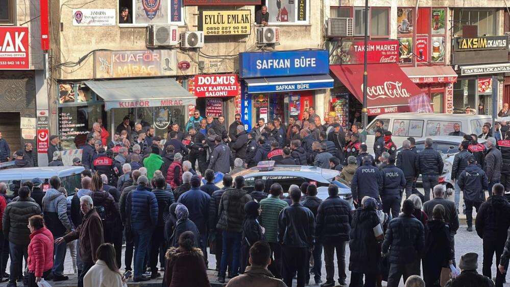 İnşaat işçileri şehrin merkezinde bıçakla birbirine girdi! 8 yaralı var 5